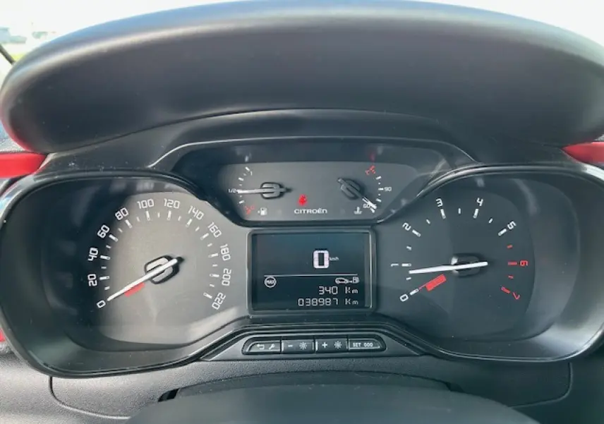 Tableau de bord de Citroën C3 1.2 PureTech 83 S&S C-Series 2021, affichage numérique et compteurs analogiques.