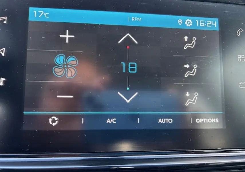 Écran tactile de la climatisation automatique de la Citroën C3 sable métal, affichant température et réglages d'air