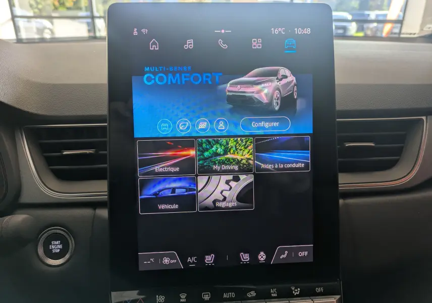 Écran tactile vertical intérieur du Renault Captur E-Tech 2025 affichant le mode confort, entouré de la planche de bord noire.