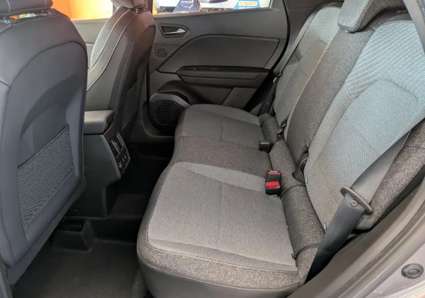 Vue côté droit de la banquette arrière grise du Renault Captur E-Tech Full Hybrid 160 Techno 2025, intérieur spacieux et moderne.