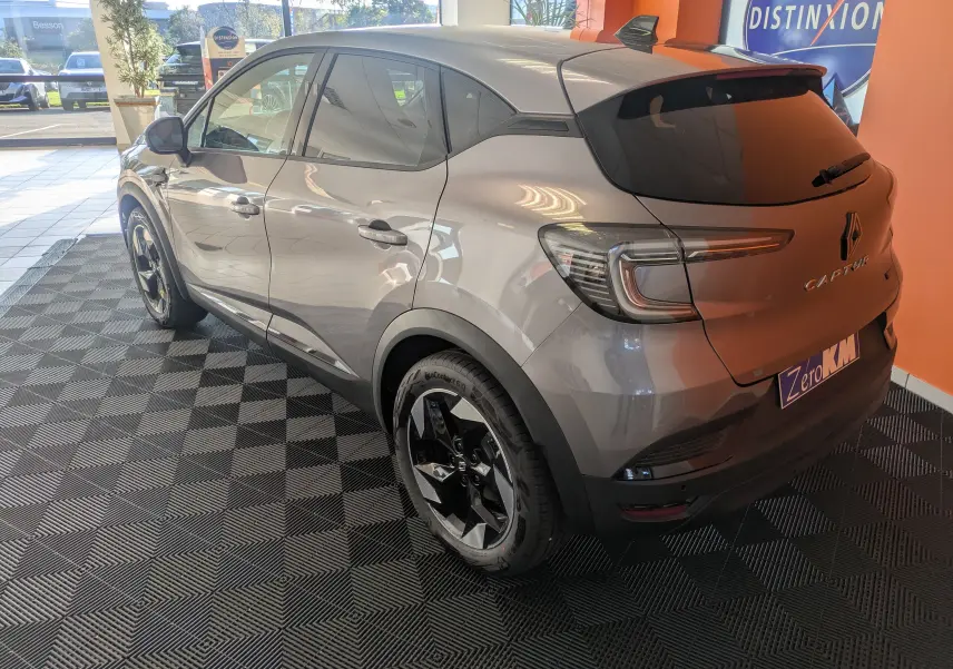 Vue 3/4 arrière droite du Renault Captur gris Cassiopée avec jantes alliage noires et rétroviseurs noirs brillants.