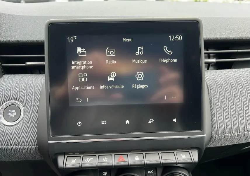 Écran tactile central affichant le menu multimédia dans l'habitacle de la Renault Clio V TCE 90 Techno 2025.