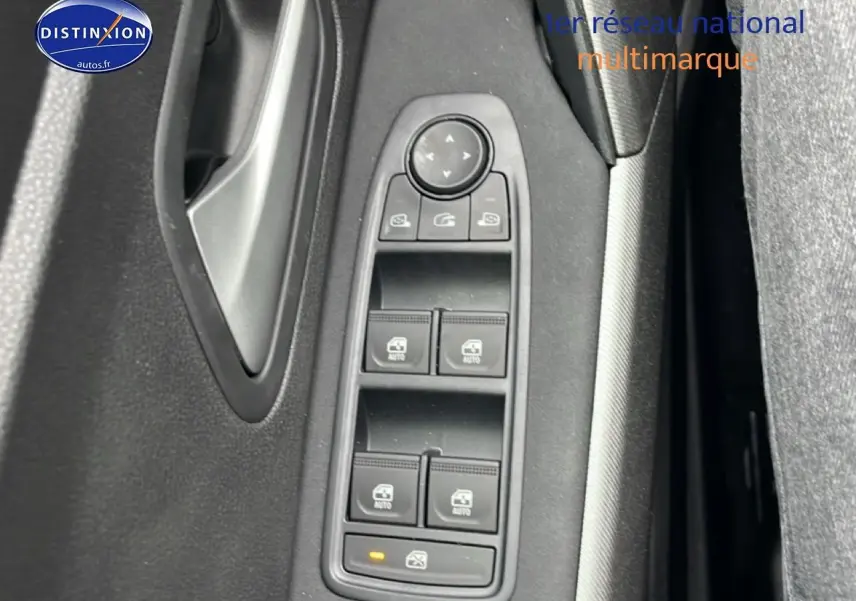 Gros plan sur les commandes de lève-vitres et rétroviseurs côté gauche intérieur d’un Dacia Bigster noir 2025.