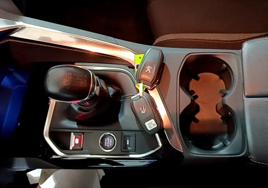 Vue rapprochée de la console centrale noire du Peugeot 5008 avec levier de vitesse manuel et clés à proximité.