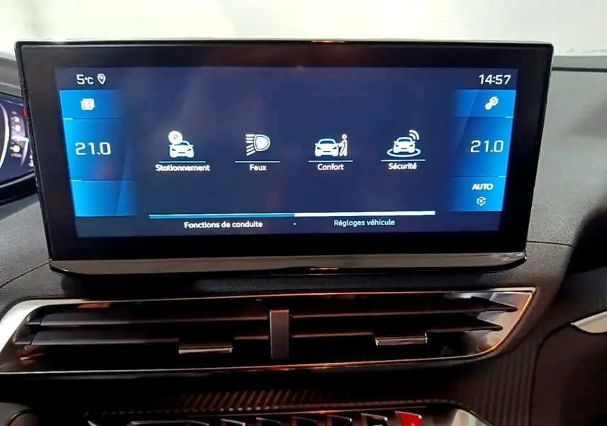 Écran tactile central du tableau de bord du Peugeot 5008 noir, affichant les réglages de conduite et confort.