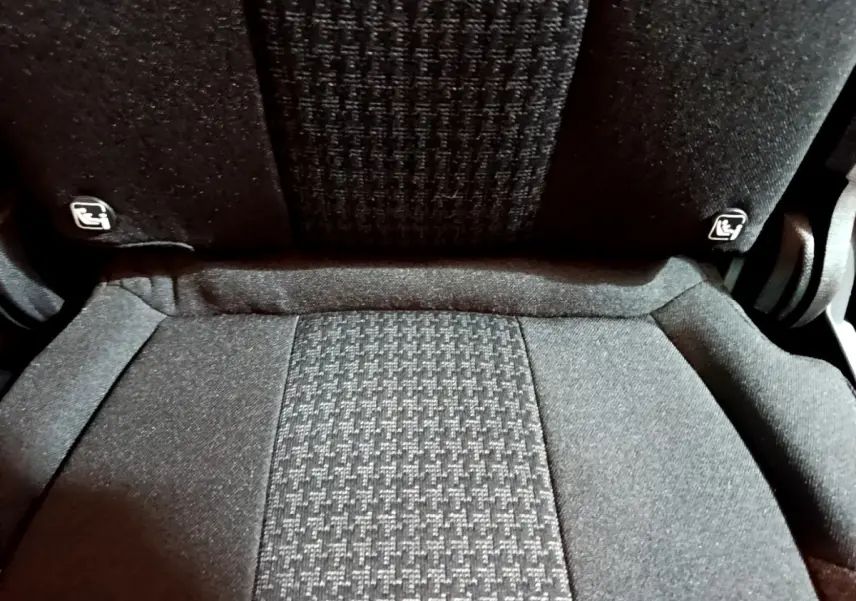 Gros plan sur la texture et les fixations Isofix du siège arrière noir du Peugeot 5008 PureTech 130 S&S Active Business 2021.