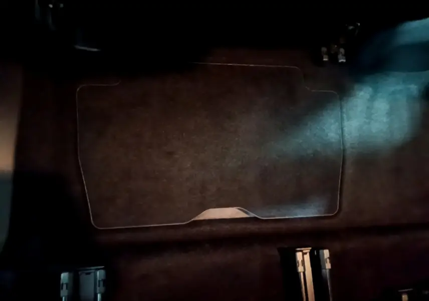 Tapis de sol noir en vue plongeante à l'intérieur d'un Peugeot 5008 PureTech 130 S&S Active Business 2021.