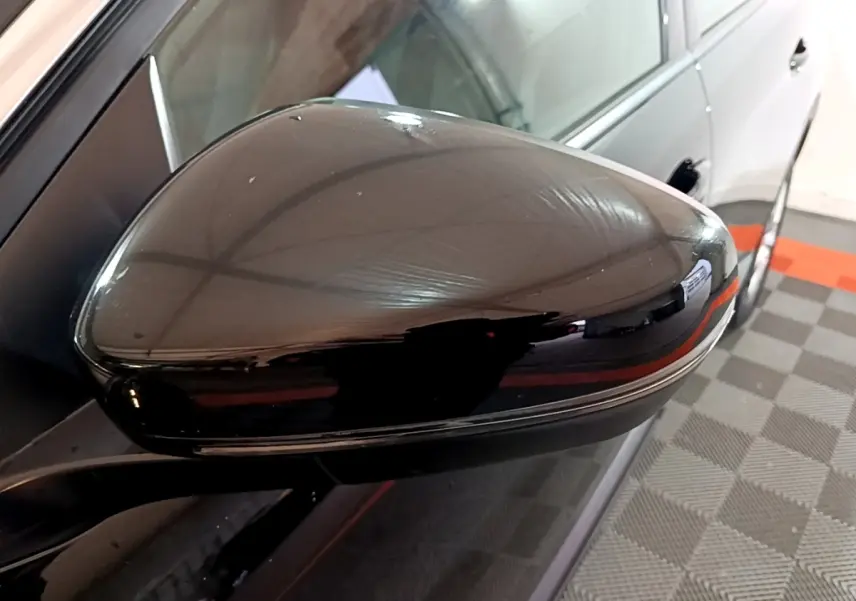 Gros plan sur le rétroviseur droit noir brillant du Peugeot 5008 PureTech 130 S&S Active Business 2021.