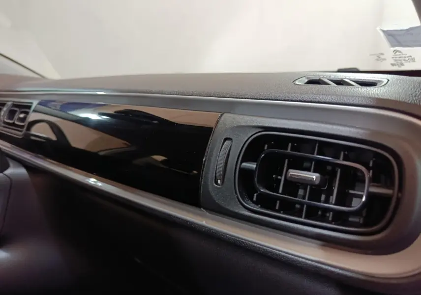 Détail de la planche de bord noire brillante côté passager de la Citroën C3 blanche, version Feel Business 2020.