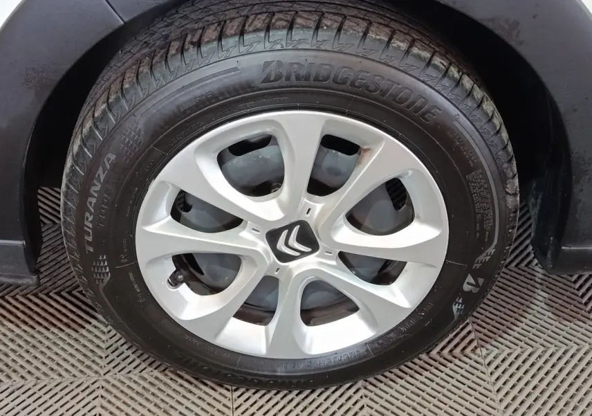 Gros plan sur la roue arrière droite d'une Citroën C3 blanche de 2020, montrant le pneu Bridgestone Turanza.