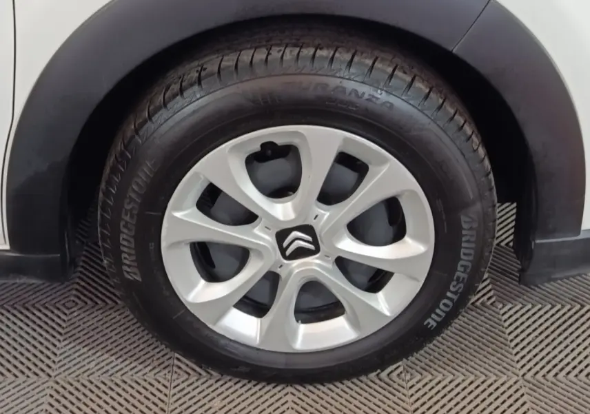 Gros plan sur la roue avant gauche blanche d'une Citroën C3 2020 avec jante alliage et pneu Bridgestone.