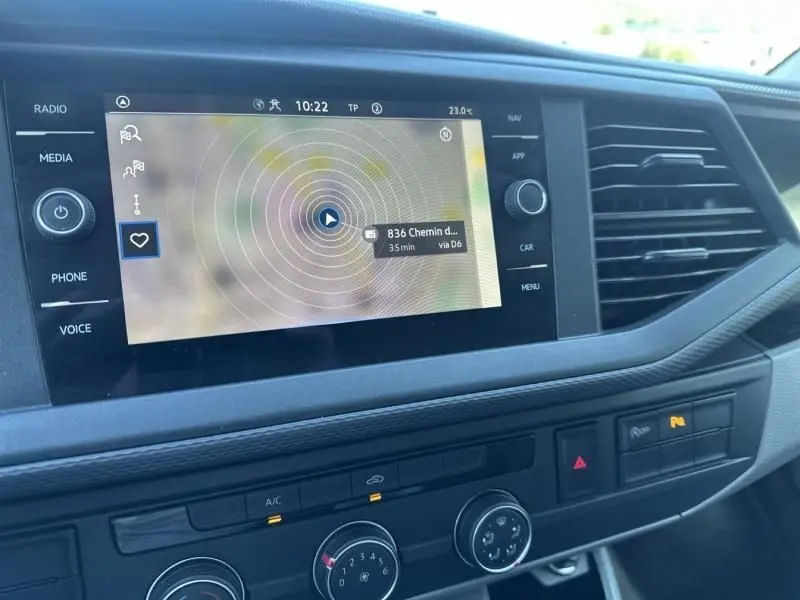 Vue rapprochée de l'écran tactile du système de navigation du Volkswagen Transporter blanc 2022, tableau de bord moderne.