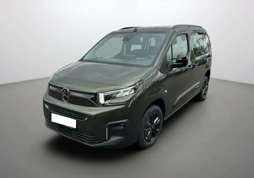 Citroën Berlingo BlueHDi 130 EAT8 Max 2025 en Sirkka green, vue 3/4 avant avec jantes noires et calandre distinctive.