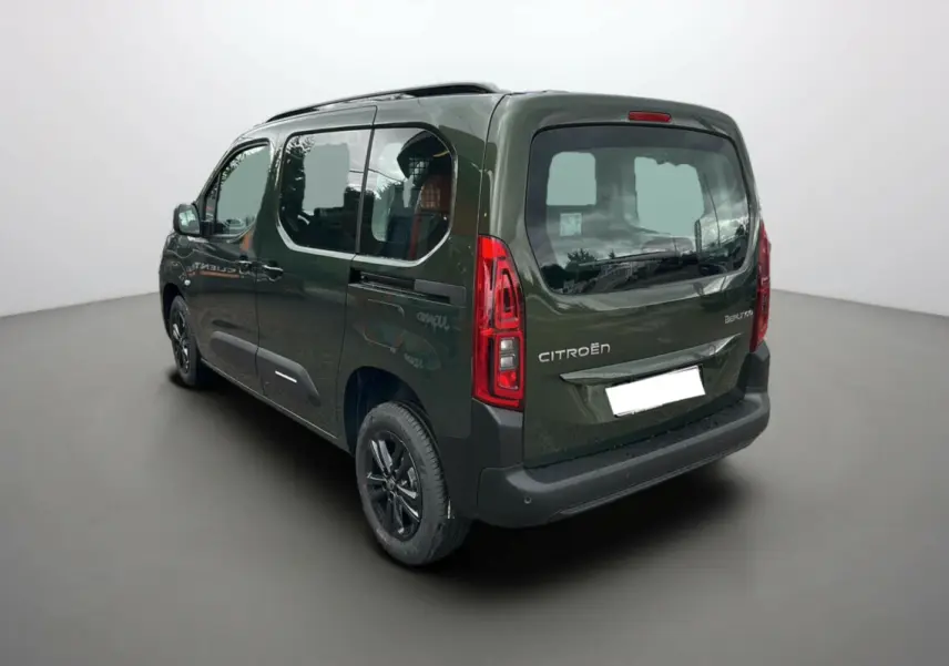 Vue 3/4 arrière droite du Citroën Berlingo 2025 en Sirkka green avec vitres teintées et jantes noires.