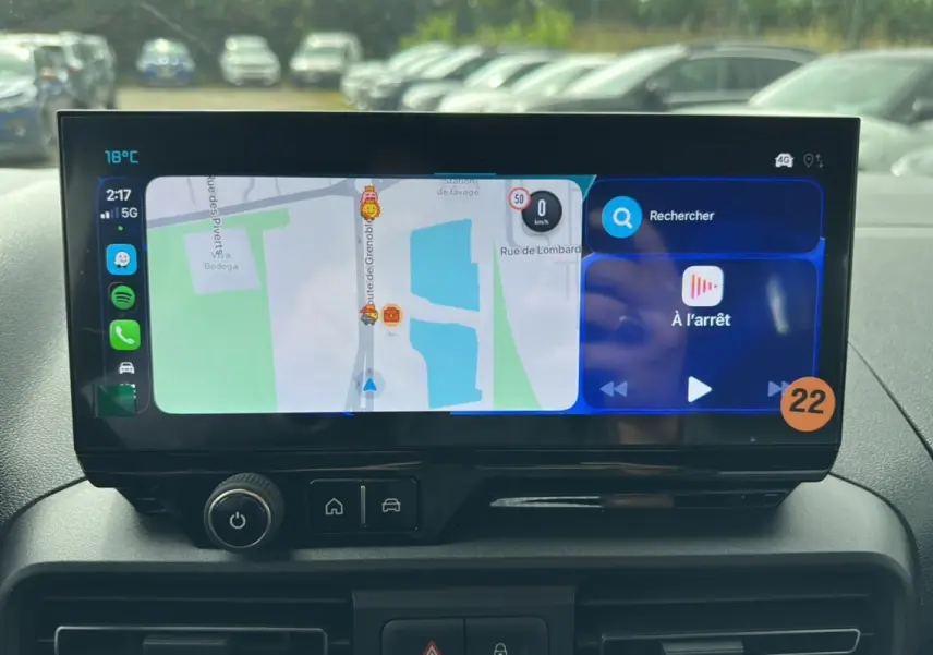 Écran tactile central du Citroën Berlingo 2025 affichant navigation et applications, intérieur moderne noir.
