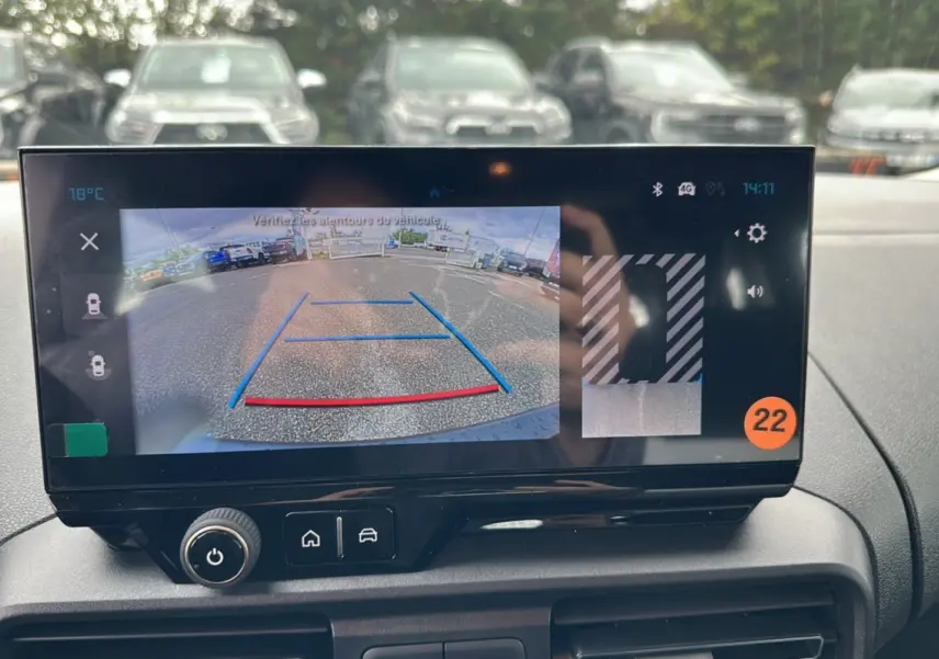 Écran central du Citroën Berlingo 2025 affichant la caméra de recul avec guidage de trajectoire en bleu et rouge.