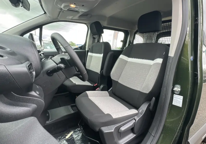 Intérieur côté conducteur du Citroën Berlingo BlueHDi 130 EAT8 Max 2025 en Sirkka green, sièges bi-ton gris et noir.
