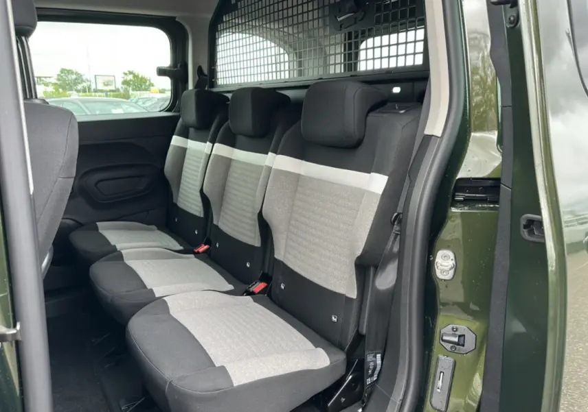 Vue intérieure côté droit du Citroën Berlingo BlueHDi 130 EAT8 Max 2025 en Sirkka green, sièges arrière trois places gris et noir.