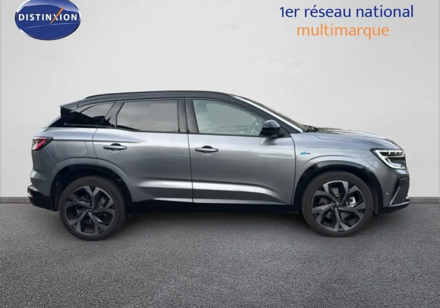 Profil droit du Renault Austral gris schiste avec toit noir, roues noires et signature lumineuse LED avant visible.