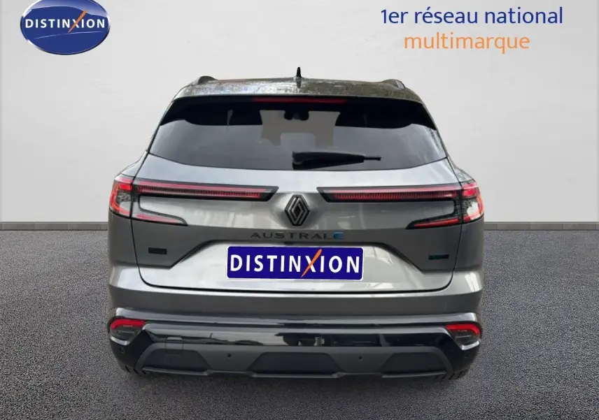 Vue arrière du Renault Austral gris schiste avec toit noir, hayon main libre et feux LED horizontaux distinctifs.