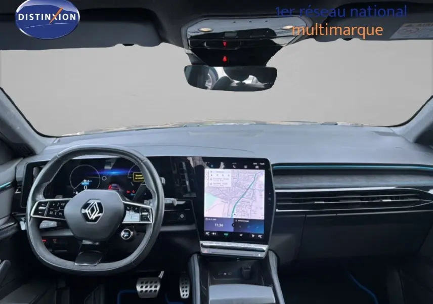 Intérieur du Renault Austral 2024, vue du poste de conduite avec écran tactile vertical et volant multifonction noir.