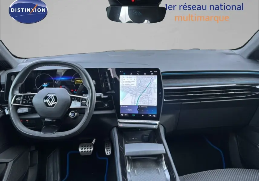 Intérieur du Renault Austral 2024, vue avant du tableau de bord avec écran tactile vertical et volant multifonction.