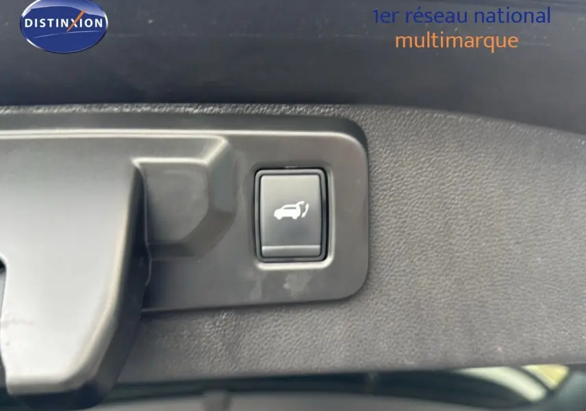 Bouton de hayon main libre sur le panneau intérieur du coffre du Renault Austral gris schiste toit noir 2024.