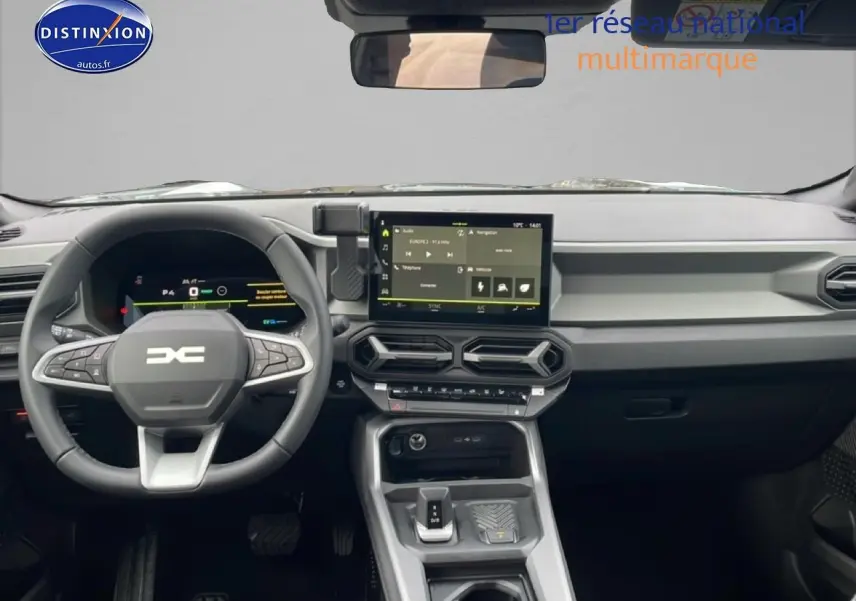 Tableau de bord et volant noir du Dacia Bigster 2025 vus de face, avec écran tactile central et commandes modernes.