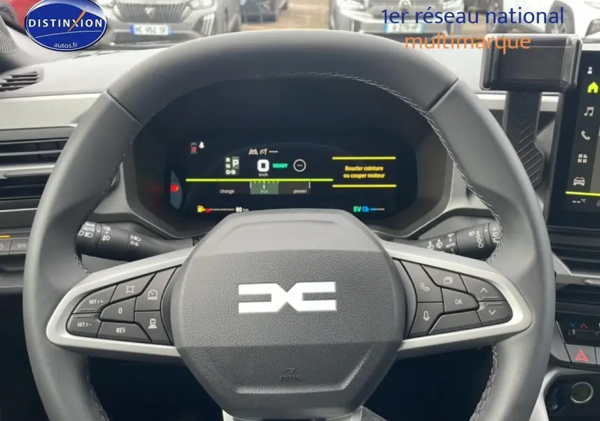 Vue centrée sur le volant cuir noir et le tableau de bord numérique du Dacia Bigster hybride 2025.