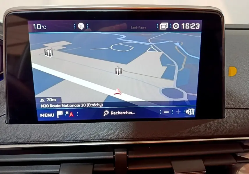 Écran tactile central du tableau de bord du Peugeot 3008 gris clair affichant la navigation 3D en extérieur.