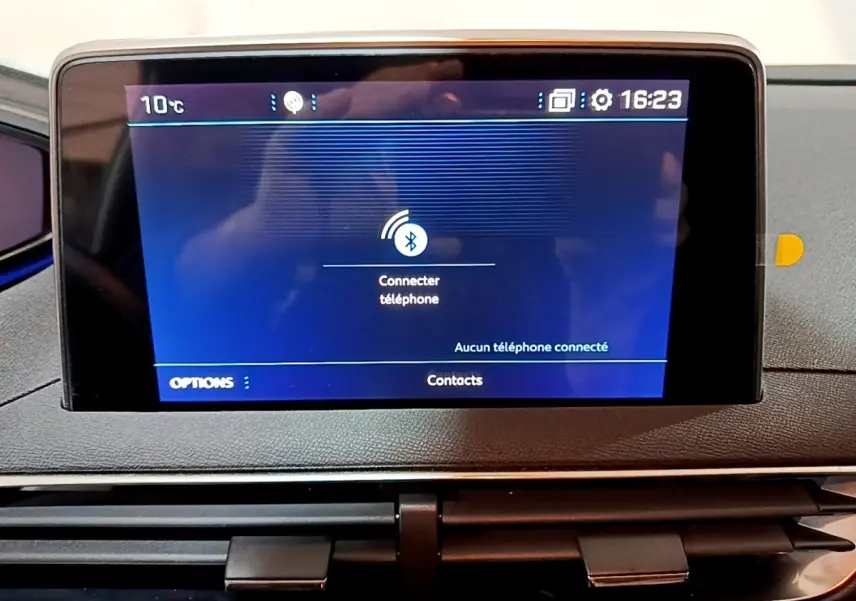 Écran tactile central affichant la connexion Bluetooth, tableau de bord gris du Peugeot 3008 Puretech 130 2020.