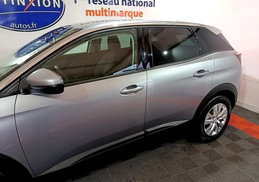 Vue latérale droite d'un Peugeot 3008 gris clair de 2020, avec rétroviseurs électriques et jantes alliage visibles.