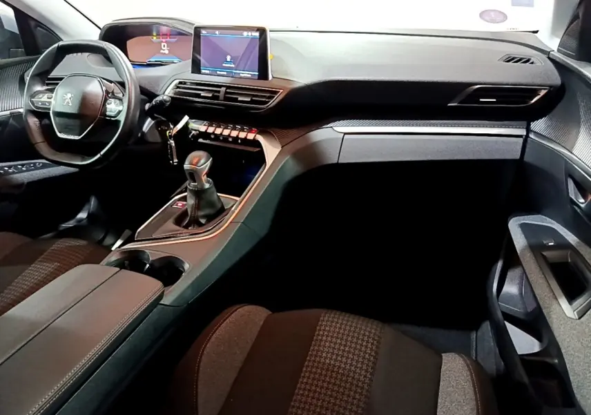 Vue intérieure côté conducteur du Peugeot 3008 2020, tableau de bord moderne avec écran tactile et volant cuir multifonctions.