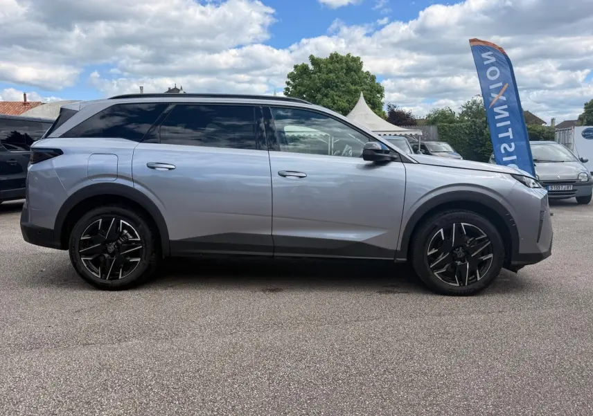 Peugeot 5008 Hybrid gris Artense vue de profil côté gauche, avec jantes noires et toit panoramique noir.