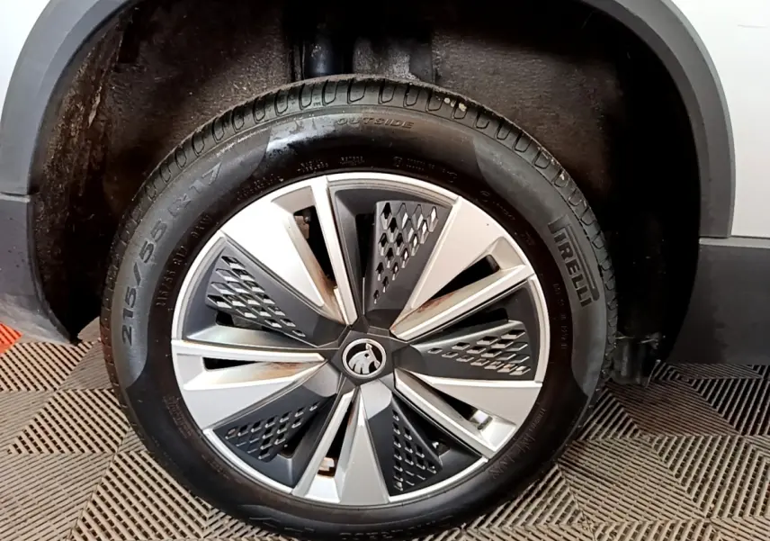 Gros plan sur la roue avant droite gris clair du Skoda Karoq 2022 avec jante alliage et pneu Pirelli.