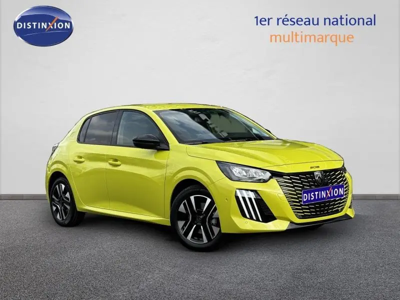 Peugeot 208 jaune Agueda vue 3/4 avant droit avec jantes alu et calandre noire distinctive.