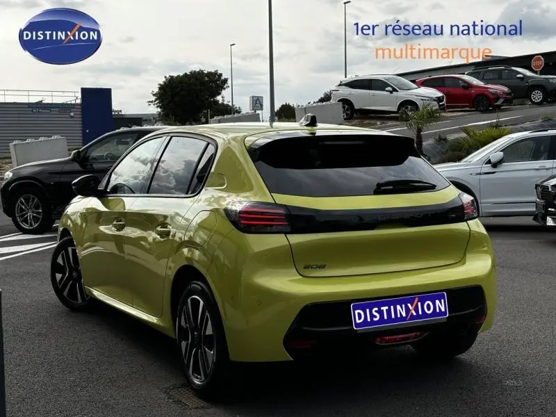 Peugeot 208 jaune Agueda vue 3/4 arrière droit, feux arrière LED et jantes alliage visibles