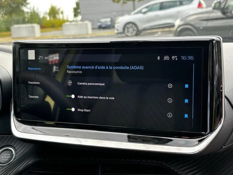 Écran tactile central du tableau de bord de la Peugeot 208 2024 affichant les aides à la conduite avancées.