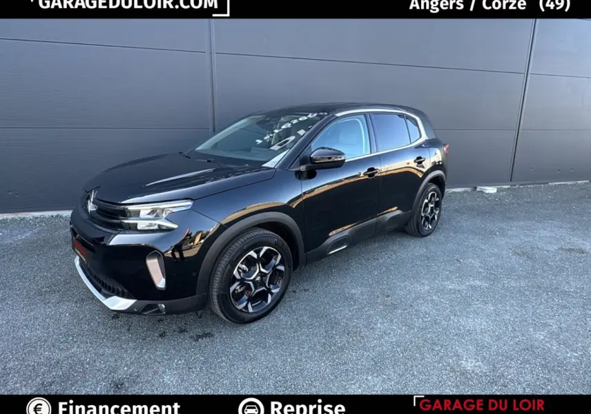 Citroën C5 Aircross noir vue 3/4 avant droit, avec jantes noires et détails chromés sur pare-chocs et calandre.
