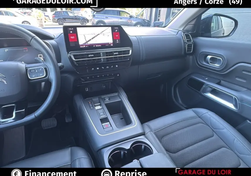 Vue intérieure côté passager du tableau de bord et console centrale noire du Citroën C5 Aircross 2025.