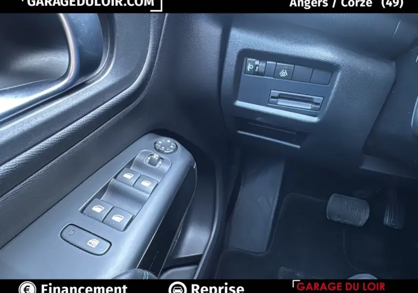 Gros plan sur les commandes de vitres et réglages des rétroviseurs côté conducteur d'un Citroën C5 Aircross noir 2025.