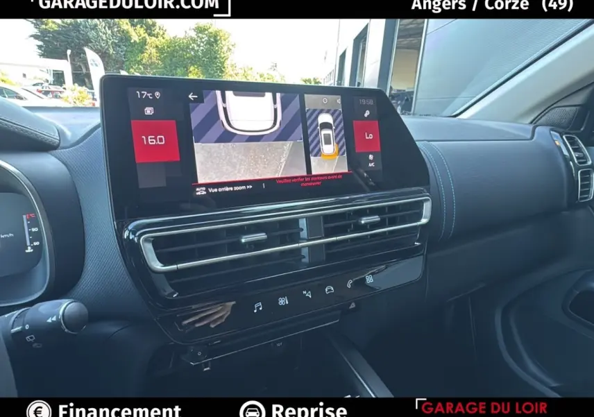 Vue intérieure du tableau de bord du Citroën C5 Aircross noir, avec écran tactile central affichant la caméra de recul.