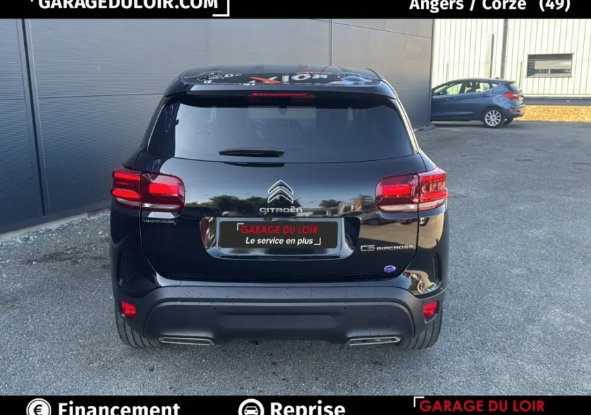 Vue arrière d'un Citroën C5 Aircross noir 2025, avec feux LED et double sortie d'échappement visible.