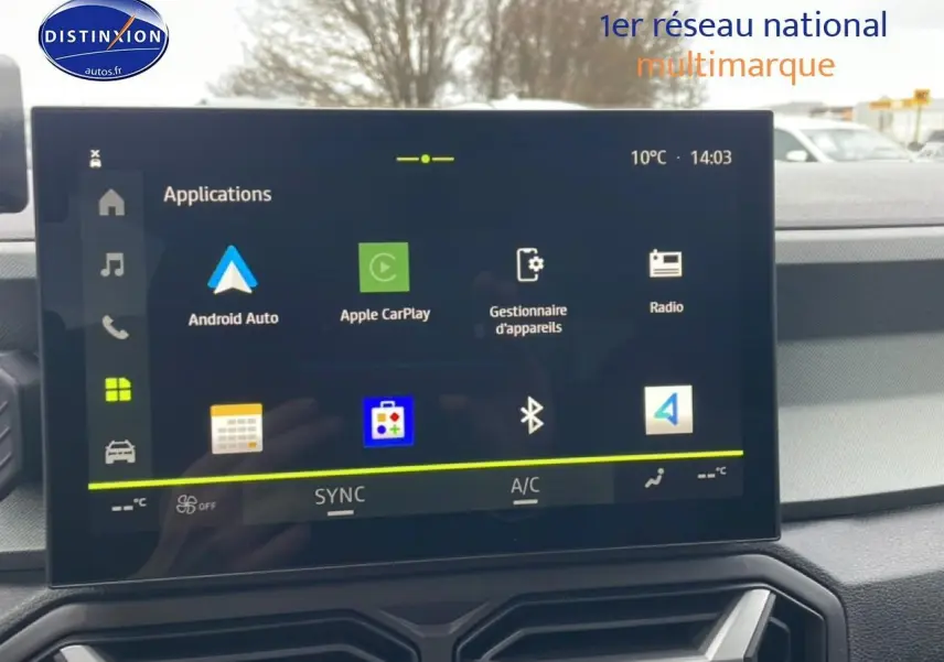 Vue intérieure centrée sur l'écran tactile multimédia du Dacia Bigster noir, affichant les applications connectées.