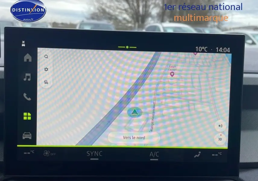 Écran tactile central du tableau de bord du Dacia Bigster noir, affichant la navigation GPS en extérieur.
