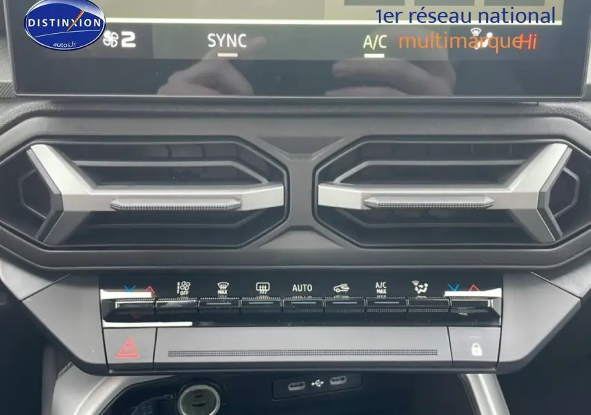 Détail de la console centrale du Dacia Bigster noir 2025, mettant en valeur les aérateurs et commandes climatisation.