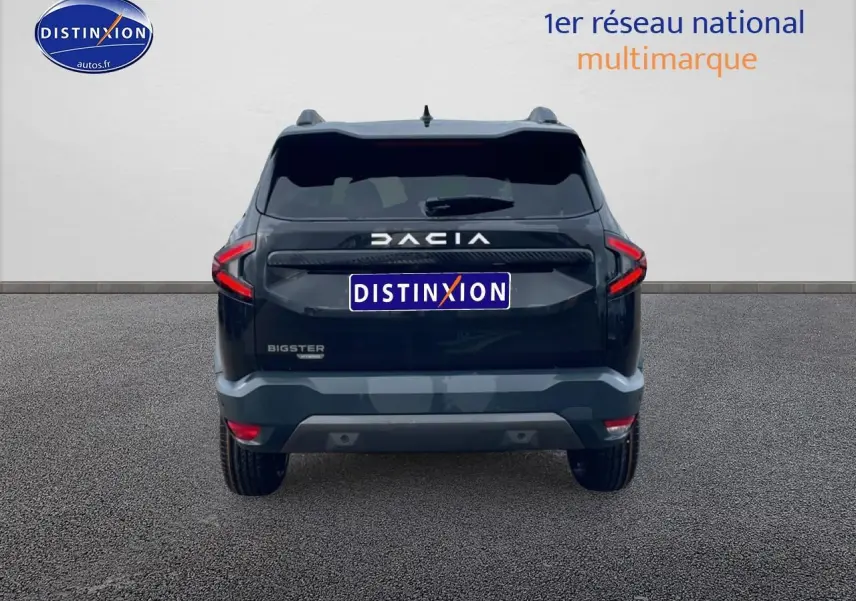 Vue arrière du Dacia Bigster noir 2025 avec feux LED en forme de C et barres de toit visibles.