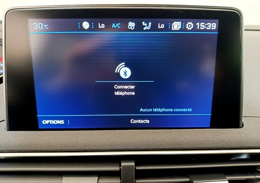 Écran tactile central affichant la connexion Bluetooth sur le tableau de bord du Peugeot 3008 gris foncé.