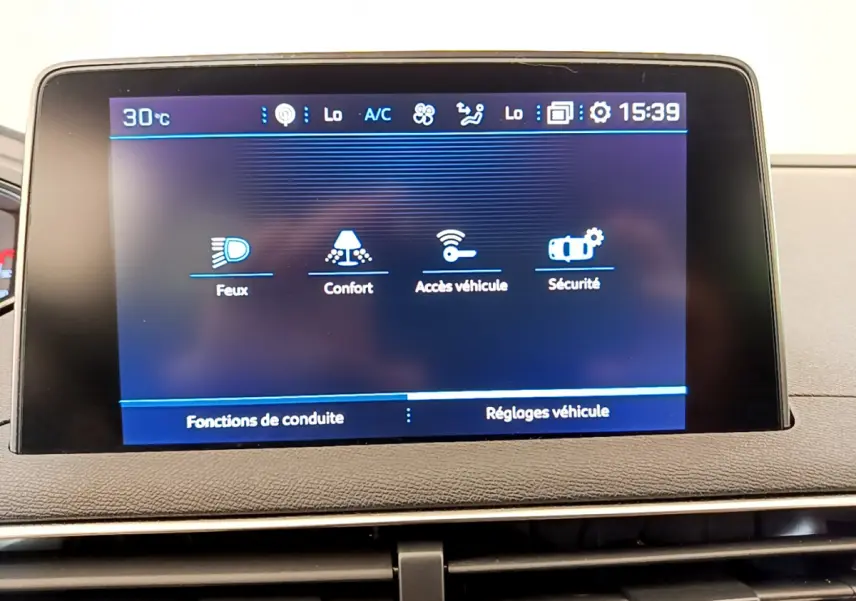 Écran tactile central affichant les réglages du véhicule dans un Peugeot 3008 gris foncé, vue de face.