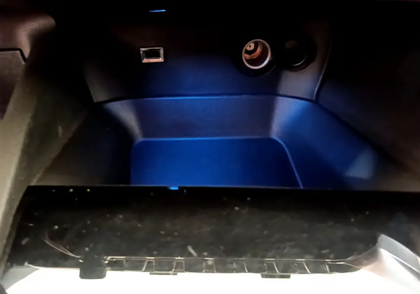 Gros plan sur la prise USB et allume-cigare dans le rangement intérieur du Peugeot 3008 gris foncé Puretech 130 S&S Active.